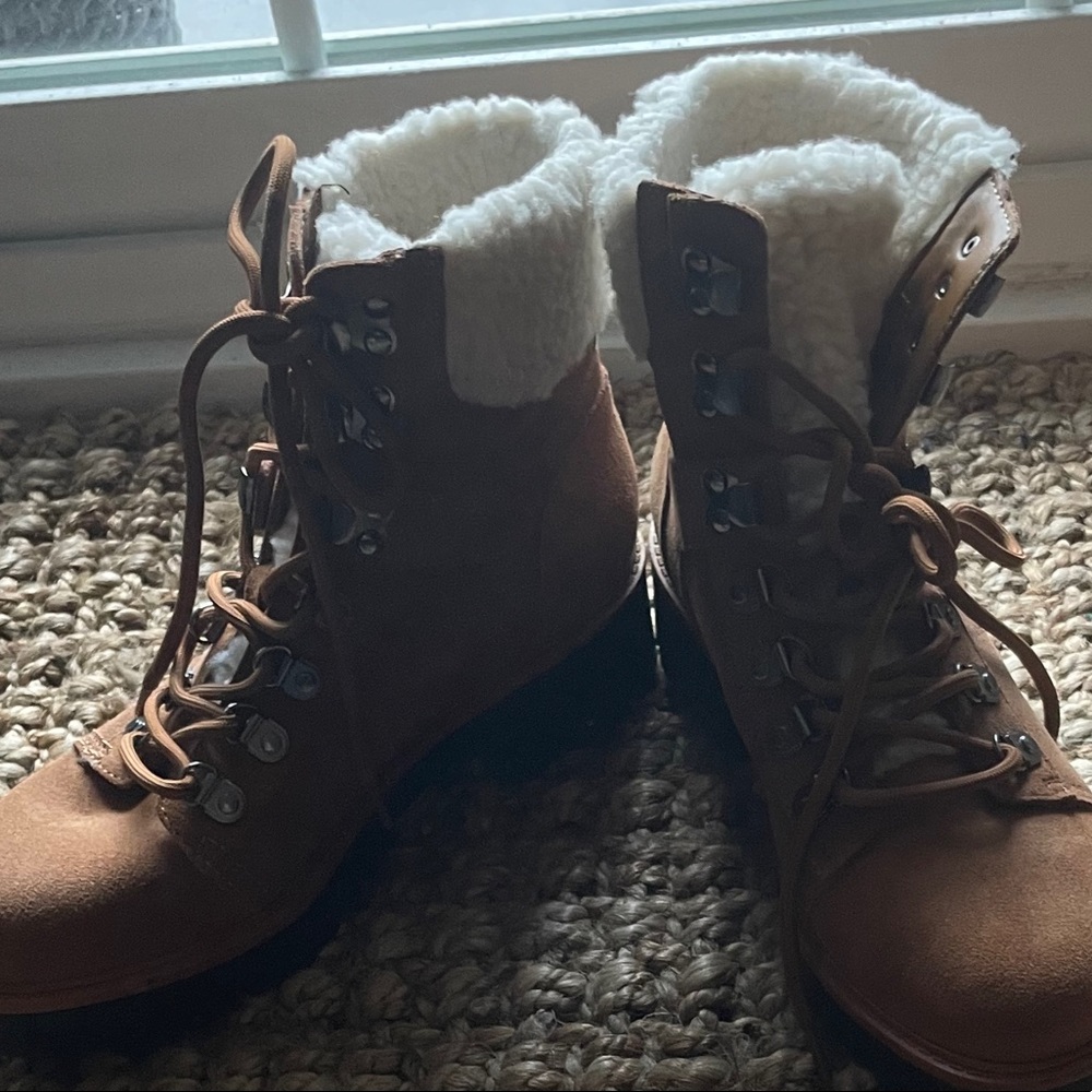 Marc Fisher lace up boot EUC